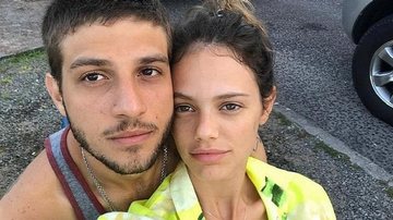 Chay Suede posta foto romântica ao lado de Laura Neiva. - Divulgação/Instagram