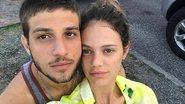 Chay Suede posta foto romântica ao lado de Laura Neiva. - Divulgação/Instagram
