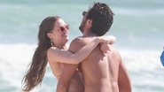 Agatha Moreira e Rodrigo Simas são flagrados em clima de romance na praia - Dilson Silva/AgNews