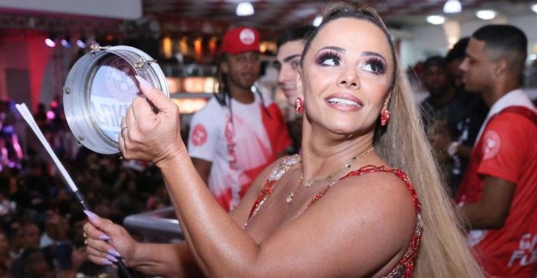 Com look ousado, Viviane Araújo rouba a cena em ensaio do Salgueiro - AgNews