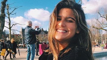 Giulia Costa, de 19 anos, compartilha clique de look e seu cachorrinho também faz pose para foto - Instagram