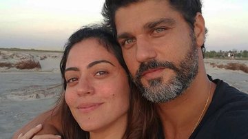 Após assumirem namoro, Carol Castro e Bruno Cabrerizo encantam web com registro na praia - Instagram