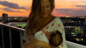 Claudia Leitte se derrete com a filha de 3 meses sorrindo - Reprodução/Instagram