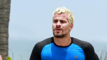 Em boa forma, Thiago Martins é flagrado correndo na praia - Dilson Silva/AgNews