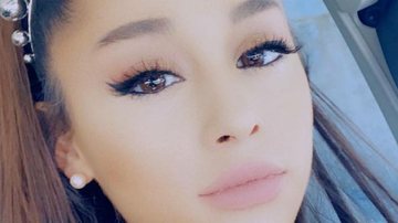 Ariana Grande aparece com cabelos cacheados naturais - Instagram