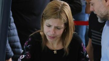 Companheira de Gugu Liberato chora ao se despedir do apresentador - AgNews/Francisco Cepeda e Thiago Duran