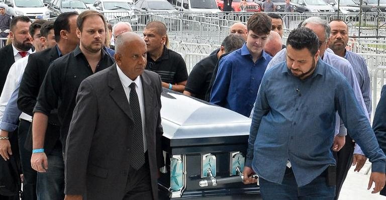 Emocionado, filho de Gugu Liberato carrega o caixão do pai - Francisco Cepeda/AgNews