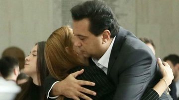 Geraldo Luís conforta Rose Miram no velório de Gugu Liberato - Manuela Scarpa e Marcos Ribas/Brazil News
