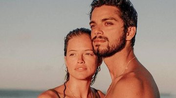 Rodrigo Simas e Agatha Moreira trocam beijos em cachoeira - Instagram