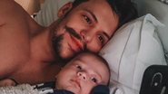 Saulo Poncio compara foto dele quando era bebê com a do filho, Davi, e semelhança impressiona - Instagram