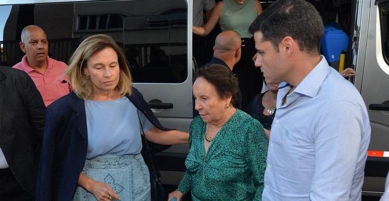 Mãe de Gugu Liberato chega na missa do sétimo dia do apresentador - Francisco Cepeda/AgNews