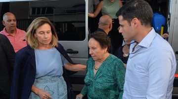 Mãe de Gugu Liberato chega na missa do sétimo dia do apresentador - Francisco Cepeda/AgNews