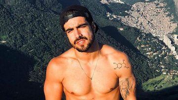 Caio Castro esquenta o clima de calça na beira da piscina - Instagram