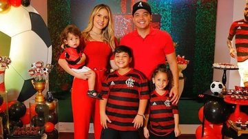 Wesley Safadão aparece levantando os filhos e a esposa - Instagram