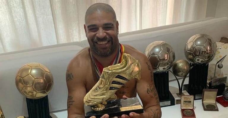 Adriano Imperador posta foto com troféus que ganhou ao longo da carreira e surpreende fãs - Instagram