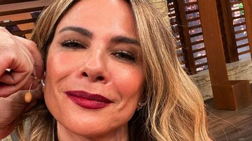 A apresentadora Luciana Gimenez posou em clima natalino com um maio bem sexy - Instagram