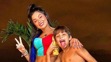 Aline Riscado posa ao lado do filho em viagem - Instagram