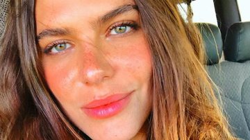 Mariana Goldfarb comemorou a proximidade do verão com uma foto linda de biquíni tirada na praia - Instagram