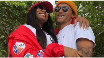 MC Rebecca e Flávio Nakagima se beijando - Instagram