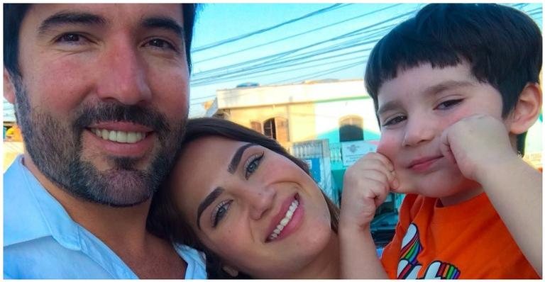 Jessica Costa, filha do cantor Leonardo, posta foto ao lado do pai e da família - Instagram