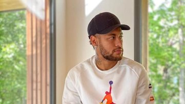Neymar Jr. surpreende seguidores aoa compartilhar clique ao lado de modelo russa - Instagram