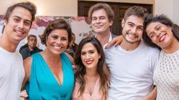 Valeria Alencar compartilha lindo clique da celebração de seu casamento em que aparece cercada de sua família - Instagram