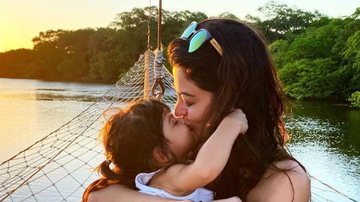 Carol Castro posa ao lado da filha em frente a um filtro dos sonhos gigante - Instagram