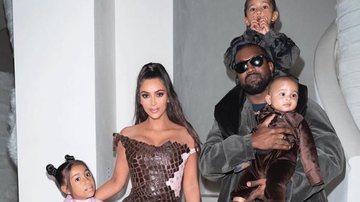 Kim Kardashian posa com a família no Natal e looks chamam atenção - Divulgação/Instagram