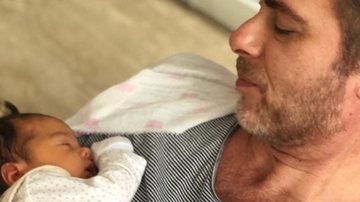 Pai de Rafa Vitti tira sono da tarde com a neta, Clara Maria - Reprodução/Instagram