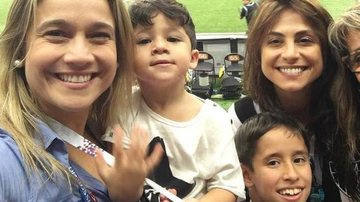 Fernanda Gentil posa ao lado dos filhos Gabriel e Lucas - Instagram