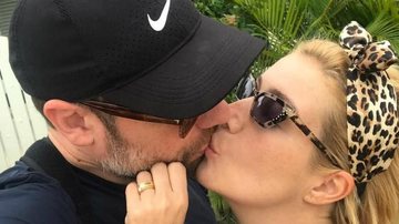 A cantora compartilhou um clique ao lado do marido e se declarou para o amado no dia do aniversário dele - Instagram