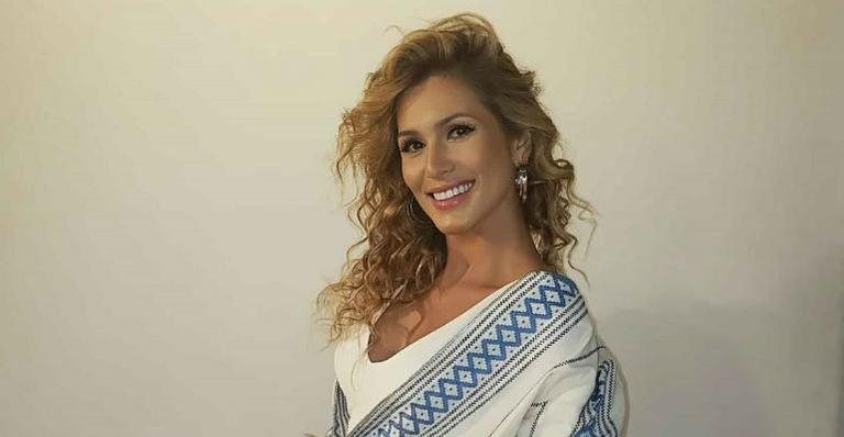 Lívia Andrade encanta a web com cliques usando biquíni roxo - Instagram