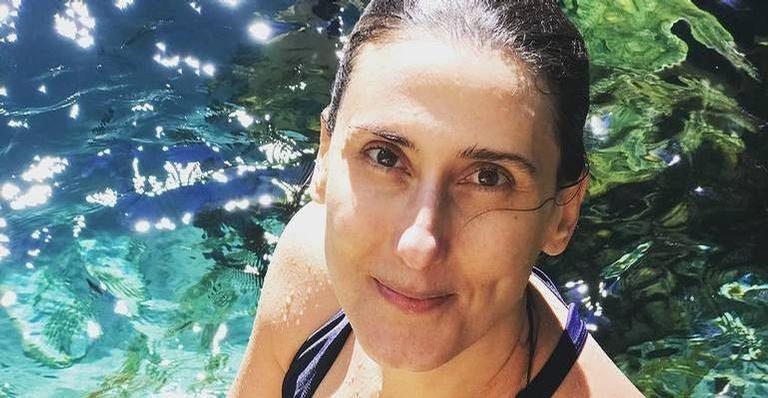 Paola Carosella ostenta maiô na praia - Divulgação/Instagram