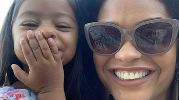 A atriz publicou uma foto abraçadinha com a filha enquanto tomava sol e recebeu muitos elogios de fãs - Instagram
