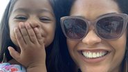 A atriz publicou uma foto abraçadinha com a filha enquanto tomava sol e recebeu muitos elogios de fãs - Instagram