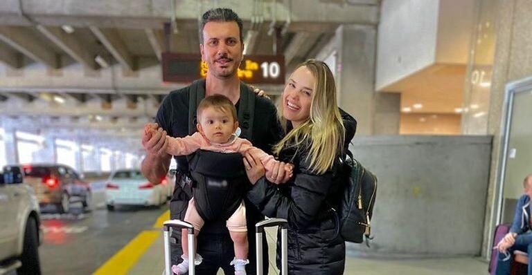 Thaeme Mariôto com a filha e o esposo em aeroporto de Orlando - Reprodução/Instagram