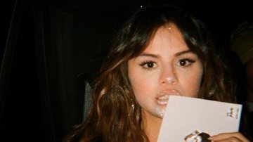 Selena Gomez é coberta por glitter em clipe de ''Rare'', faixa título do seu álbum - Foto/Instagram