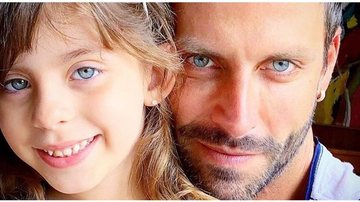 Henri Castelli se diverte com a filha vestida de sereia - Instagram