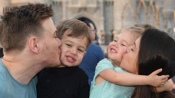 A atriz registrou o encontro de seus filhos com personagem da Disney - Instagram