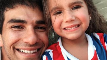 Maria Flor surge dormindo ao lado do pai e encanta web - Divulgação/Instagram
