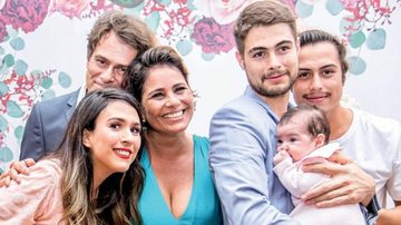 Os noivos, João Vitti e Valéria, com a nora Tatá Werneck, os filhos Rafael e Francisco, e a pequena Clara Maria - Bill Vianna e Eduardo Braga