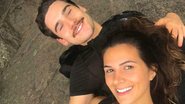 Nicolas Prattes posa sem camisa ao lado da namorada - Instagram