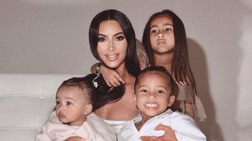 Filha de Kim Kardashian encanta ao maquiar os irmãos - Instagram