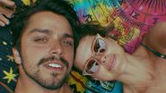 Rodrigo Simas e Agatha Moreira posam juntos na praia - Instagram