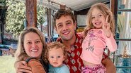 A mulher do ator compartilhou um clique ao lado da família e falou um pouco sobre suas duas maternidades - Instagram