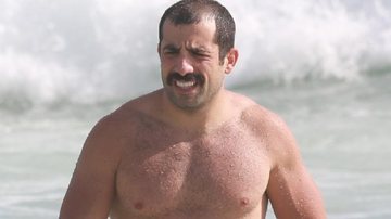 Kaysar Dadour curte dia de praia no Rio e corpão impressiona - Dilson Silva
