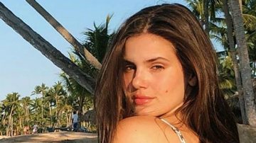 A atriz está viajando e decidiu compartilhar algumas fotos na praia com um belo maiô azul - Instagram