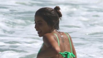 Com um biquíni verde, Anitta é flagrada na praia e quase mostra demais - AgNews