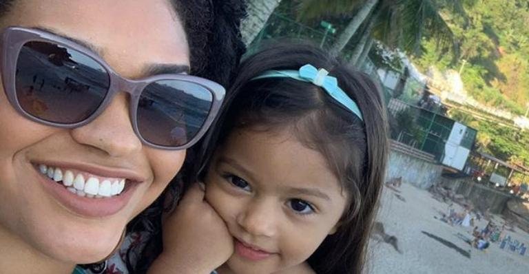 A atriz comemorou a data ao lado da mãe e da filha indo a praia para deixar oferendas no mar - Instagram