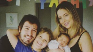 O empresário curtiu a festa de Neymar Jr. ao lado da mulher e do enteado e compartilhou um clique fofo em família - Instagram